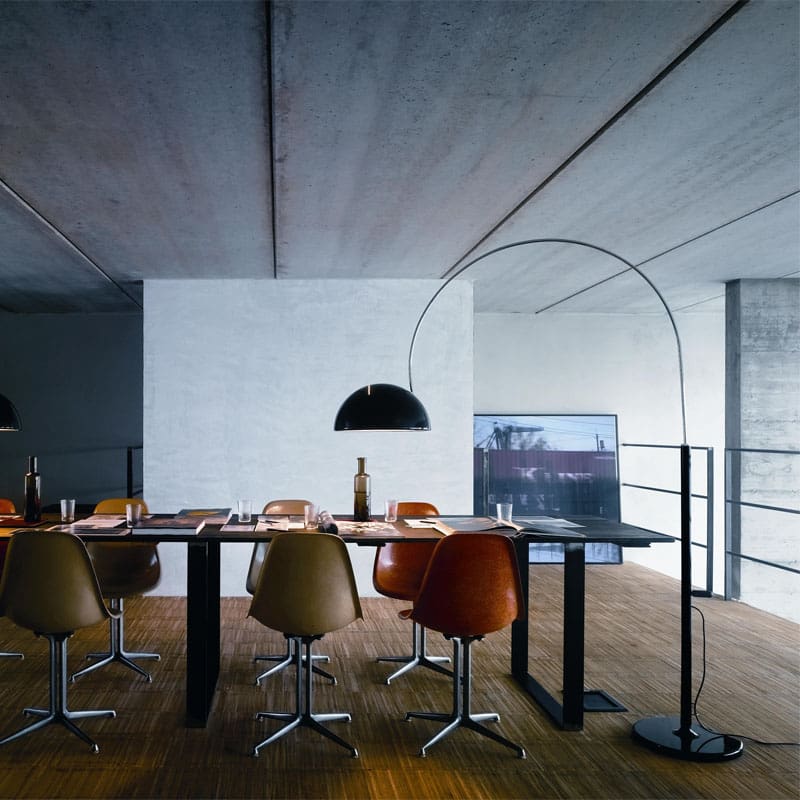 Oluce Lampada da terra ad arco Coupè nero lucido Longho Design Palermo