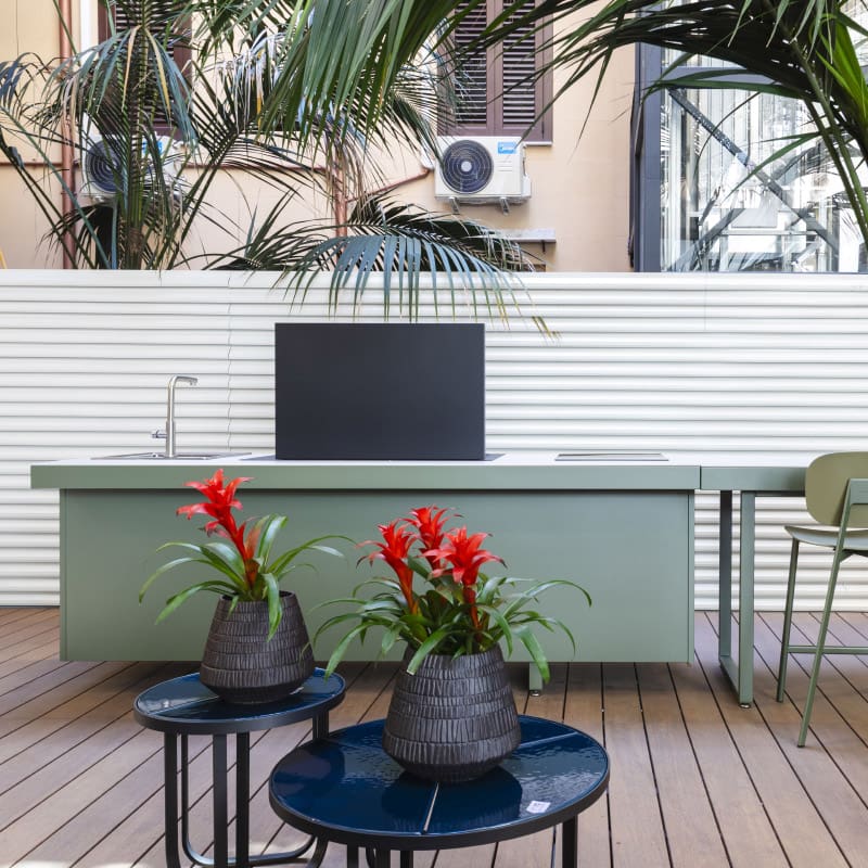 Fogher Cucina Agher con tavolo snack e due sgabelli Salvia antica 6 Longho Design Palermo