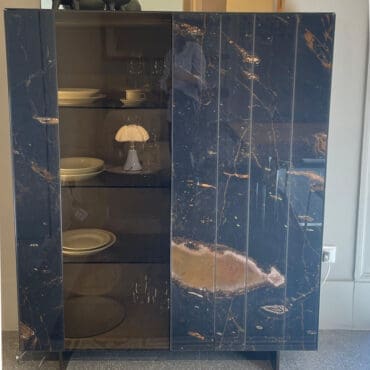 Lago Madia N.O.W. con sportelli XGlass lucido Geode e vetro lucido fumè bronzo LED longho design palermo